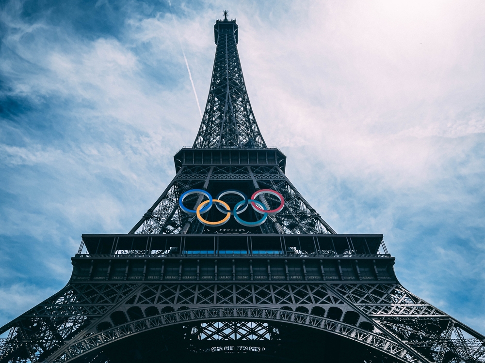 Tháp Eiffel với các vòng tròn Olympic trên đó