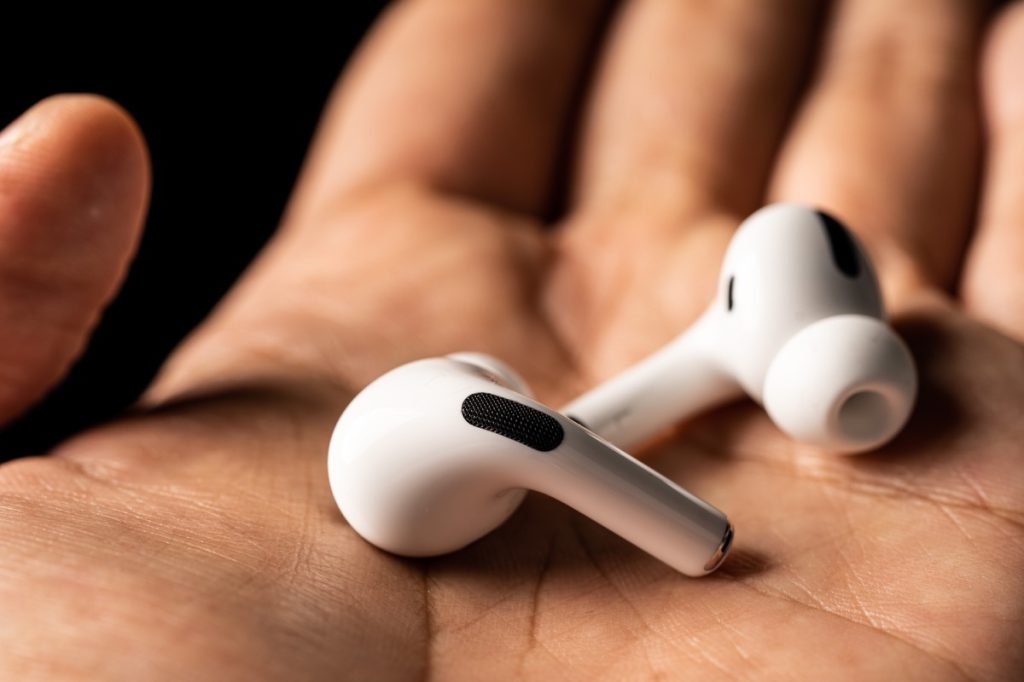 Hai chiếc airpods trong tay một người