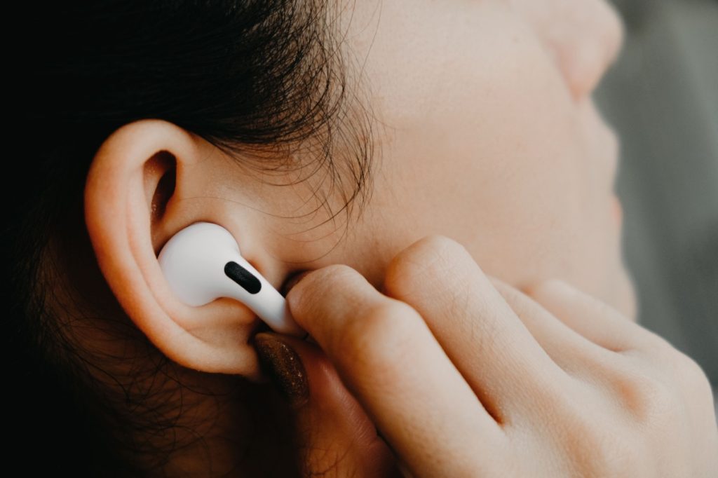 phụ nữ pudding táo airpod trong tai