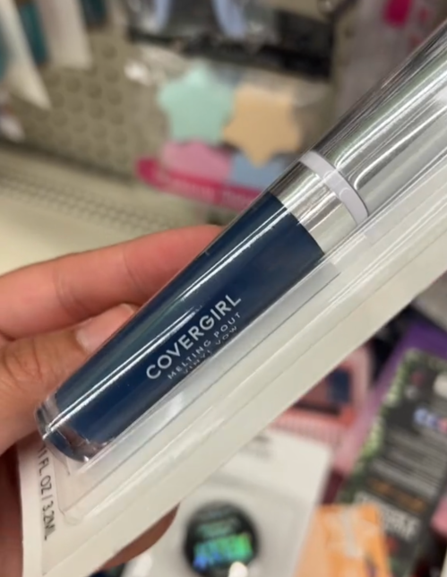 Người mua sắm ở Dollar Tree đang cầm thỏi son Covergirl