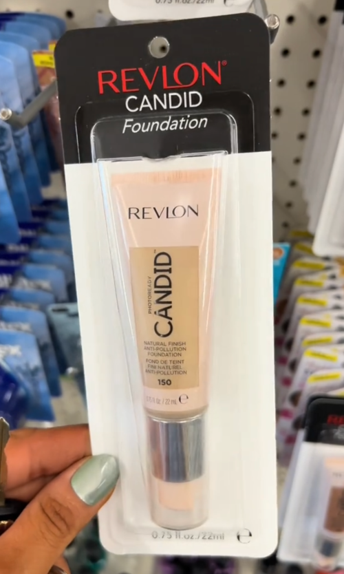 Người mua sắm tại Dollar Tree đang cầm một tuýp kem nền Revlon