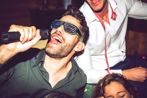 Người đàn ông hát karaoke với bạn bè