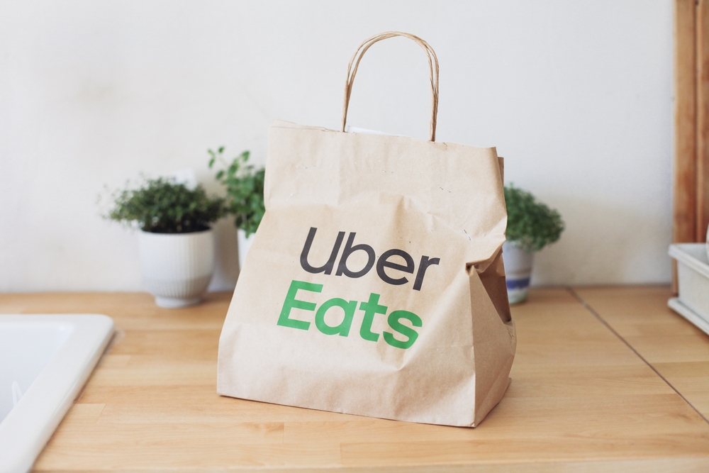 Một túi Uber Eats trên bàn làm việc