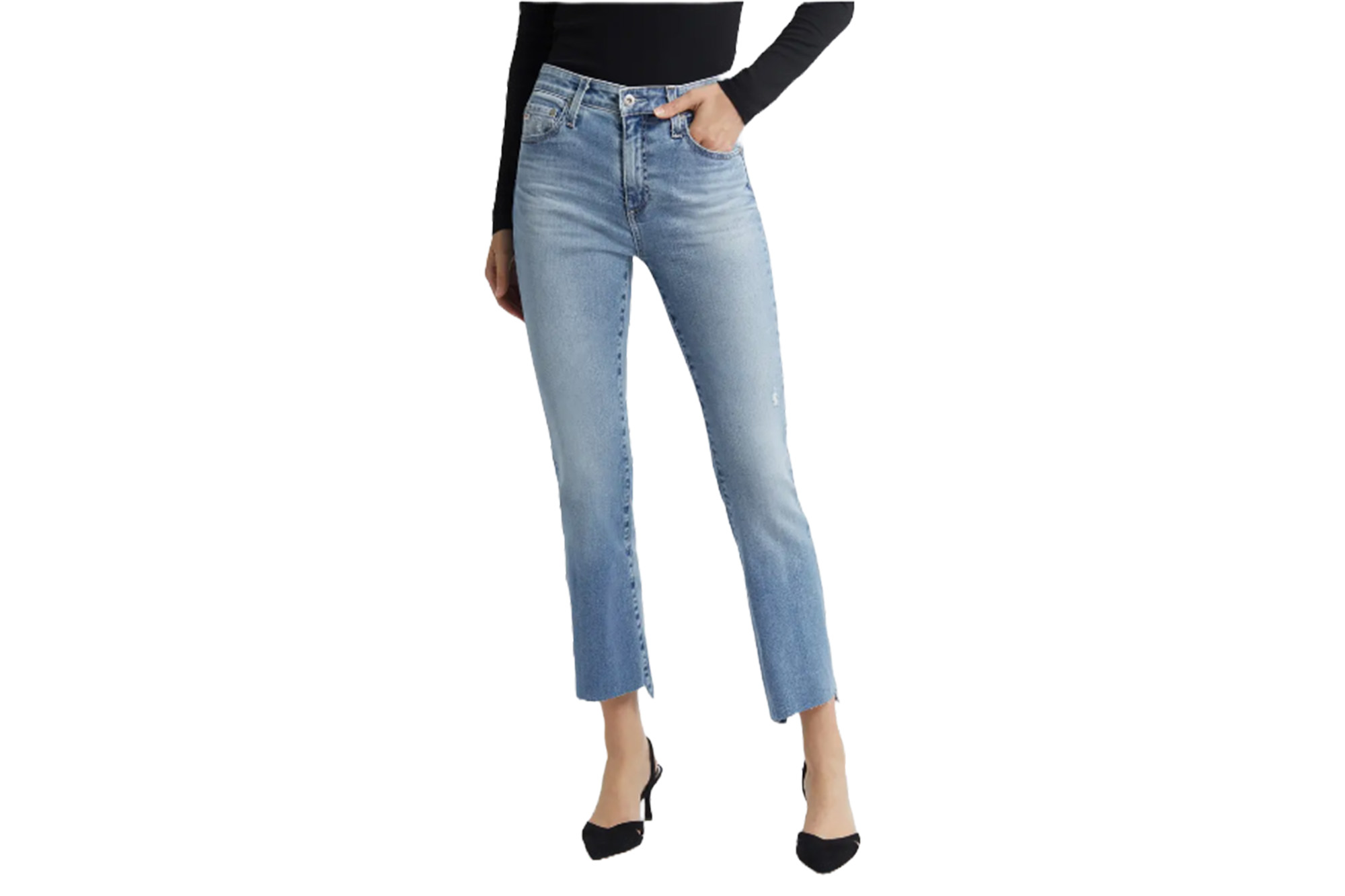 Một người mẫu mặc quần jeans ống loe