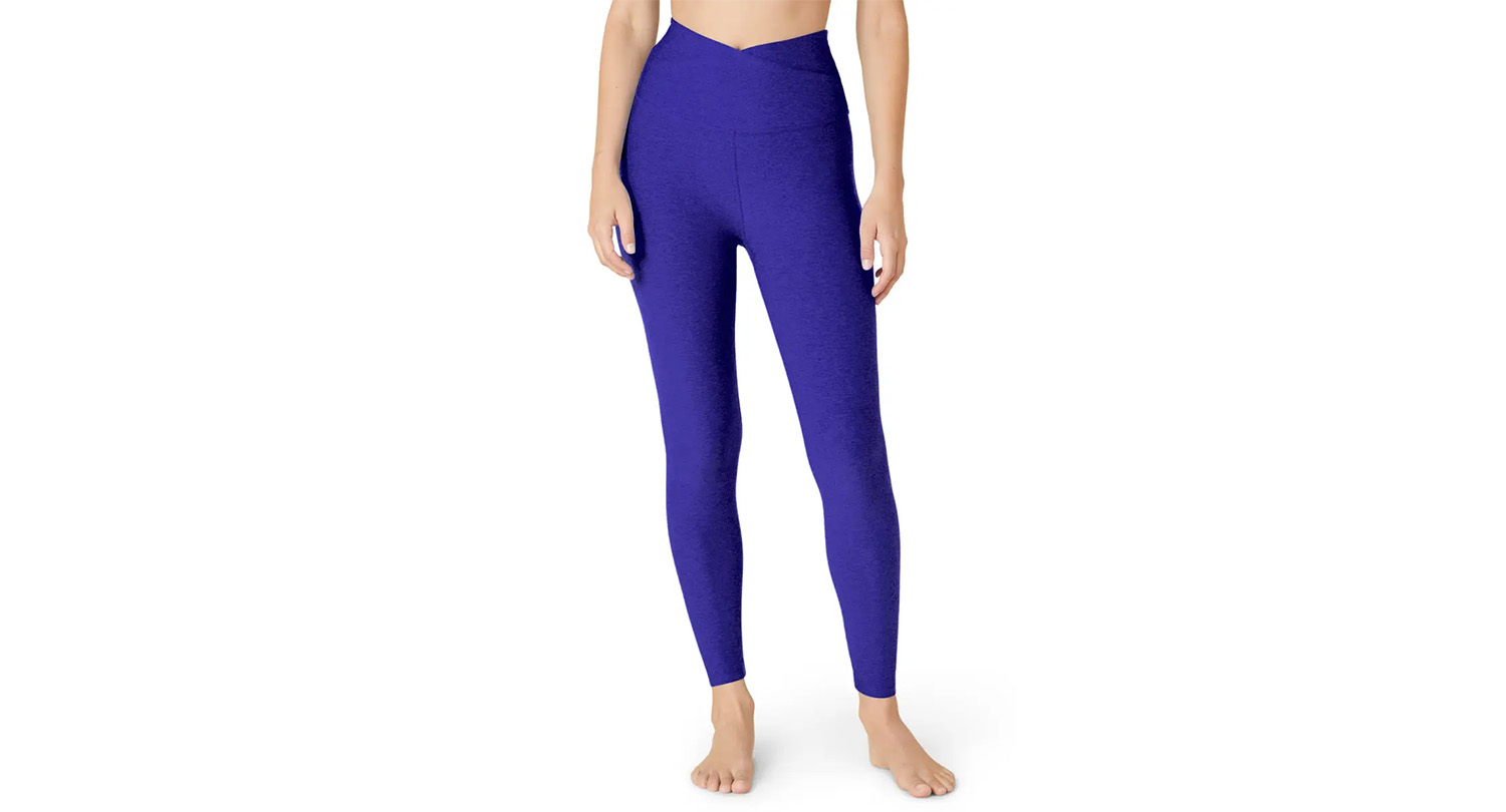 Một người mẫu mặc quần legging màu xanh