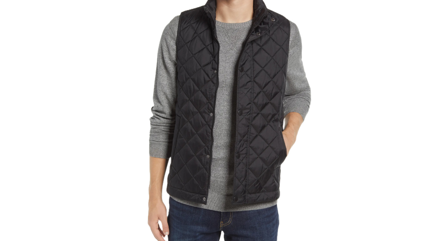 Một người mẫu mặc áo vest Barbour