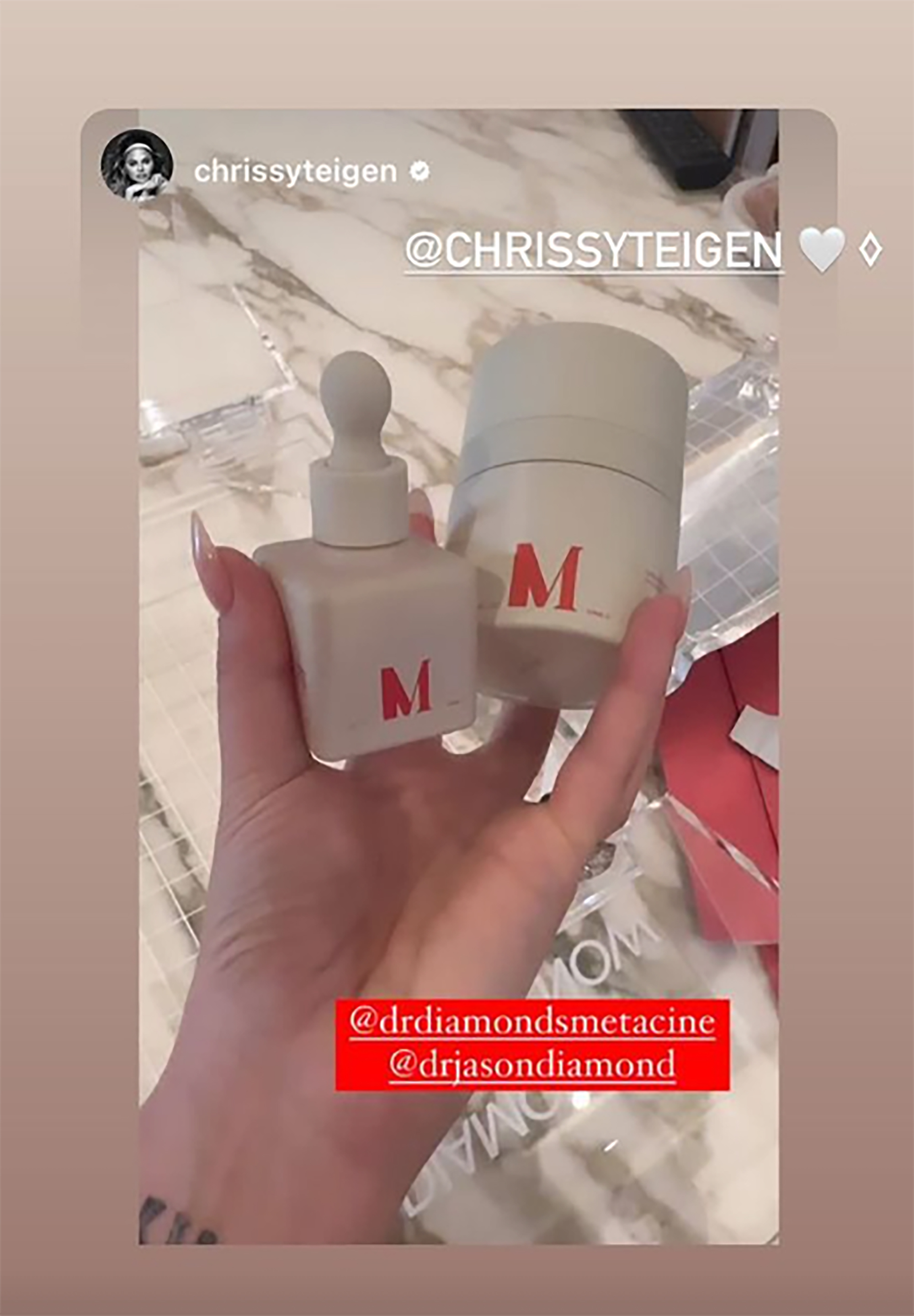 Chrissty Teigen cầm chai thuốc metacine