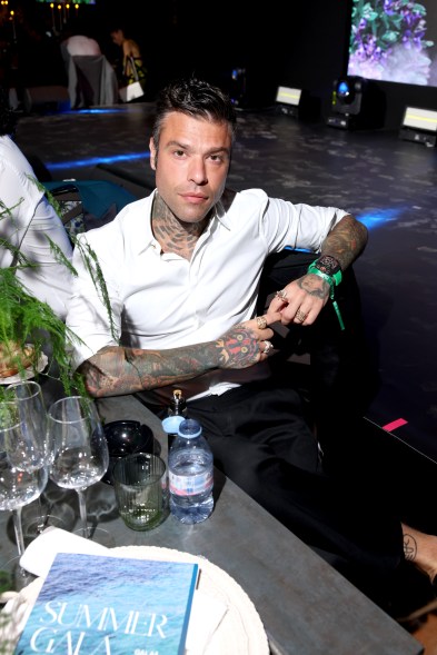 Fedez Eiza González Rivera tham dự sự kiện Summer Gala do Gala One tổ chức tại Câu lạc bộ Golf Saint-Tropez vào ngày 23 tháng 7 năm 2024 tại Gassin, Pháp.