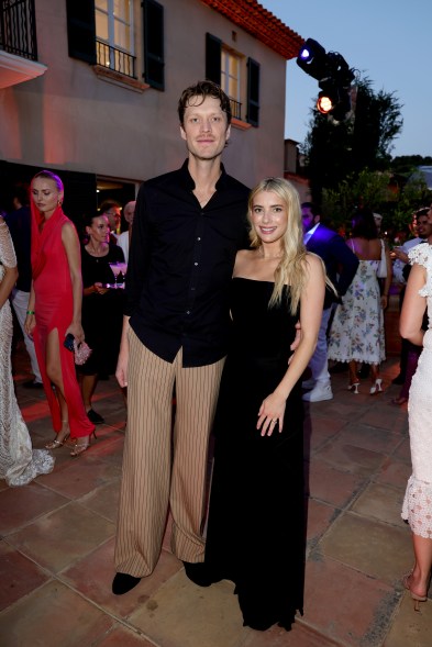 Cody John và Emma Roberts tham dự sự kiện Summer Gala do Gala One tổ chức tại Câu lạc bộ Golf Saint-Tropez vào ngày 23 tháng 7 năm 2024 tại Gassin, Pháp.