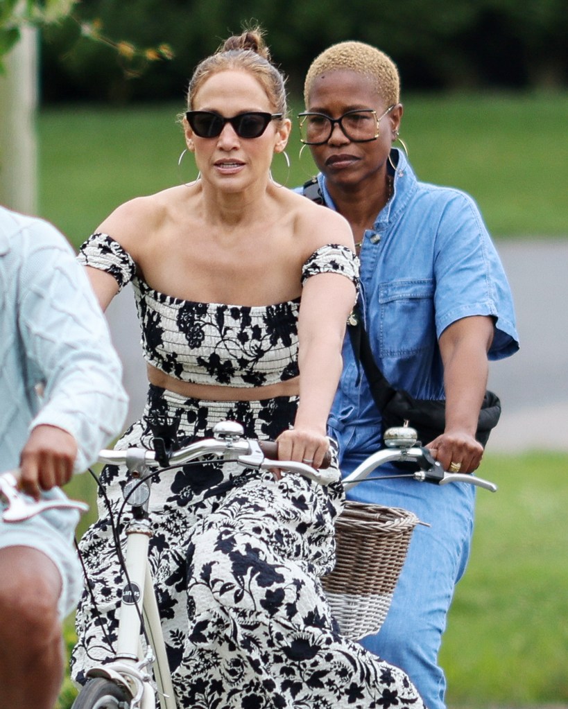 Jennifer Lopez diện váy hoa Misa khi đạp xe ở Hamptons. 