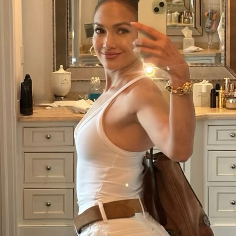 Jennifer Lopez đang chụp ảnh tự sướng. 