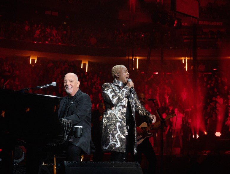 Billy Joel và Crystal Taliefero biểu diễn tại buổi diễn thứ 150 của ông tại Madison Square Garden vào ngày 25 tháng 7 năm 2024 tại Thành phố New York.