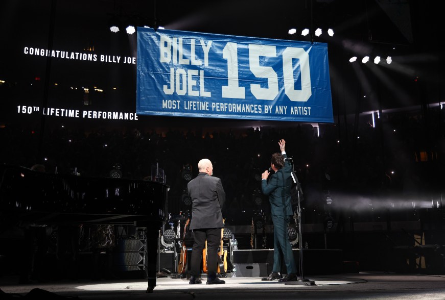 Billy Joel và Jimmy Fallon trên sân khấu trong buổi biểu diễn cuối cùng của Billy Joel tại Madison Square Garden vào ngày 25 tháng 7 năm 2024 tại Thành phố New York. (