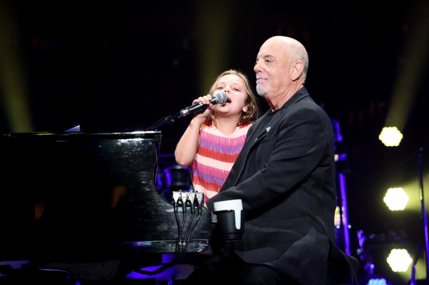 Della Rose Joel và Billy Joel biểu diễn trên sân khấu trong buổi diễn cuối cùng của anh tại Madison Square Garden vào ngày 25 tháng 7 năm 2024 tại Thành phố New York. 