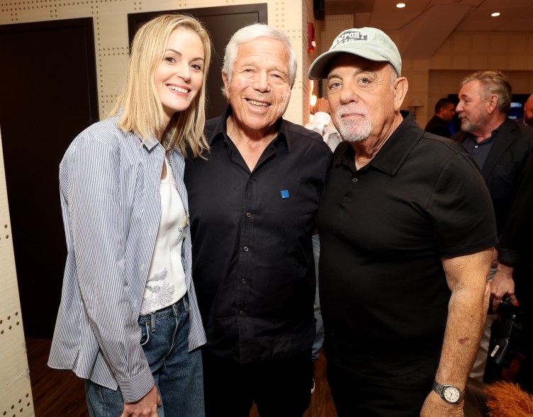 Dana Blumberg, Robert Kraft và Billy Joel ở hậu trường trước khi anh biểu diễn trong buổi diễn cuối cùng trong thời gian lưu trú tại Madison Square Garden vào ngày 25 tháng 7 năm 2024 tại Thành phố New York. 