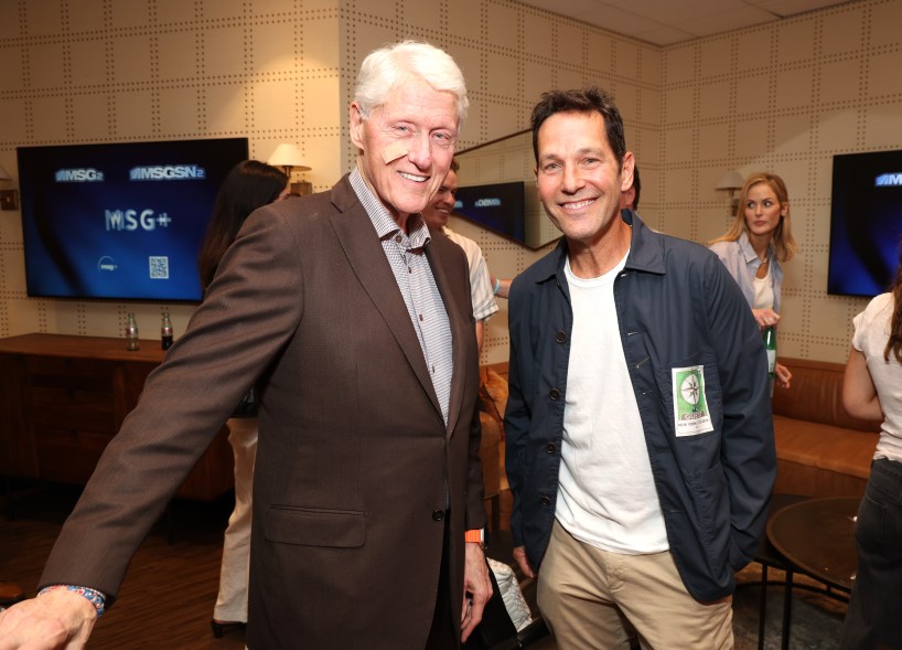 Cựu Tổng thống Hoa Kỳ Bill Clinton và Paul Rudd ở hậu trường trước khi Billy Joel biểu diễn buổi diễn cuối cùng trong chương trình lưu diễn của anh tại Madison Square Garden vào ngày 25 tháng 7 năm 2024 tại Thành phố New York. 