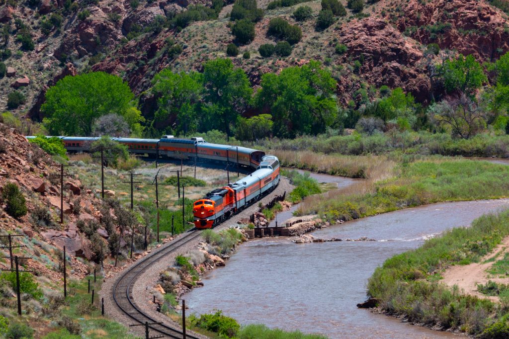 Một cảnh quay toàn cảnh của Đoàn tàu Royal Gorge đi qua một con sông