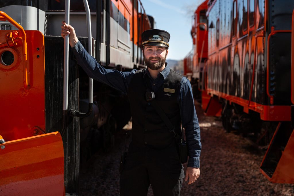 Một người soát vé tàu trên chuyến tàu Royal Gorge