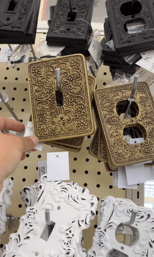 nắp ổ cắm điện bị hỏng tại Hobby Lobby