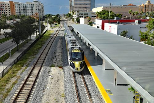   Tàu cao tốc Brightline đến ga West Palm Beach, Florida đúng giờ.