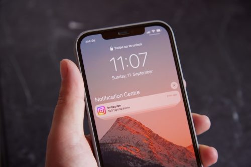 Cận cảnh thông báo Instagram trên iPhone trong tay