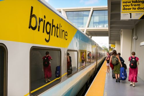 Hành khách đang chờ lên tàu siêu tốc do Brightline khai thác giữa Miami và Orlando.