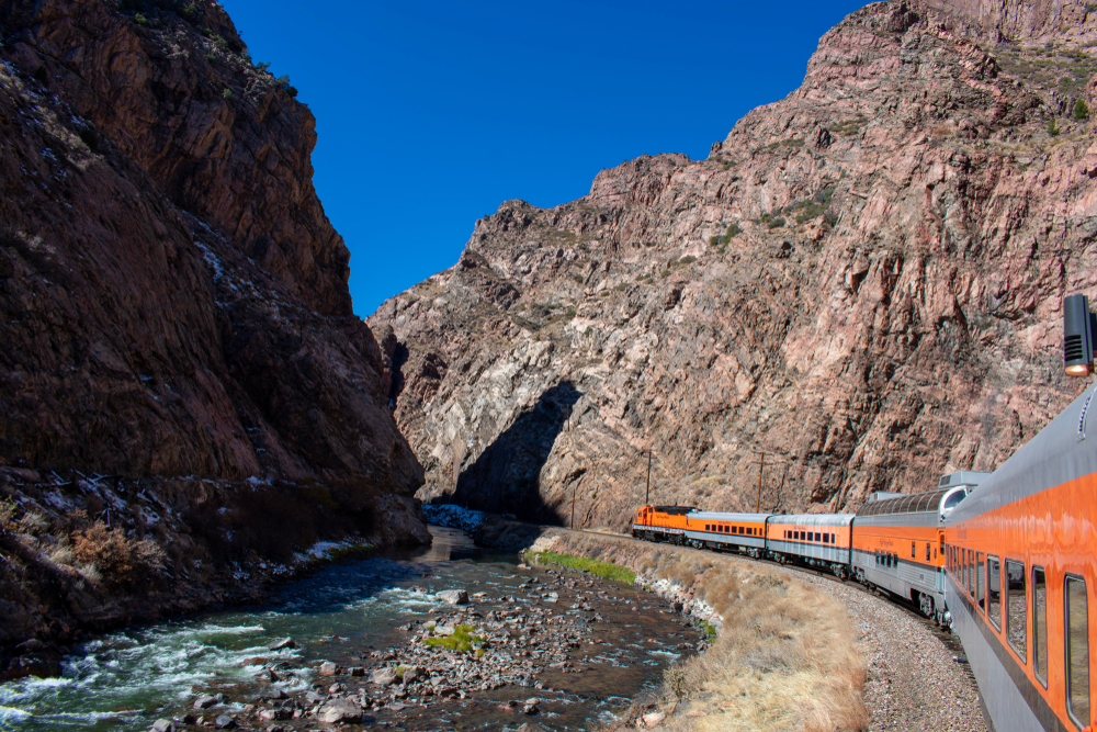 Chuyến tàu Royal Gorge đi qua một con sông