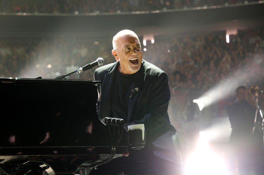 Billy Joel biểu diễn trên sân khấu trong buổi diễn cuối cùng của anh tại Madison Square Garden vào ngày 25 tháng 7 năm 2024 tại Thành phố New York.