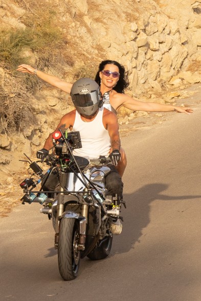 LET 'ER RIDE: Katy Perry thả mình thư giãn khi quay video ca nhạc ở Ibiza, Tây Ban Nha.