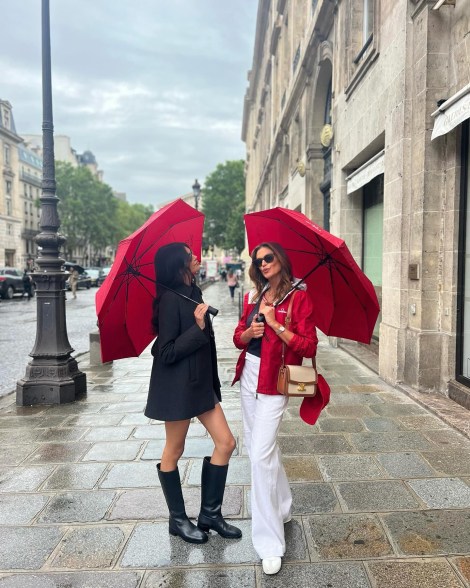 CÁC CÔ GÁI THỜI TIẾT: Đến Paris để tham dự Thế vận hội, Cindy Crawford (phải) và con gái Kaia Gerber, 22 tuổi, luôn giữ mình khô ráo theo phong cách riêng.