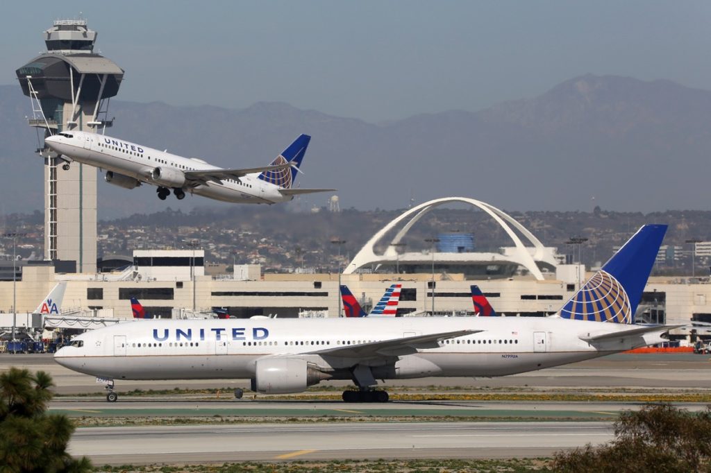 Los Angeles, Hoa Kỳ - Ngày 22 tháng 2 năm 2016: Máy bay của United Airlines tại Sân bay quốc tế Los Angeles (LAX) ở Hoa Kỳ. United Airlines là một hãng hàng không của Hoa Kỳ có trụ sở chính tại Chicago.