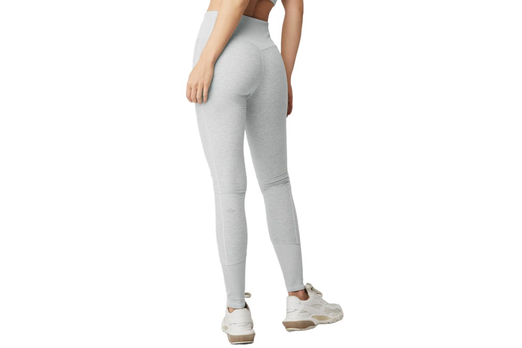 Một người mẫu mặc quần legging màu xám thạch nam của Alo Yoga