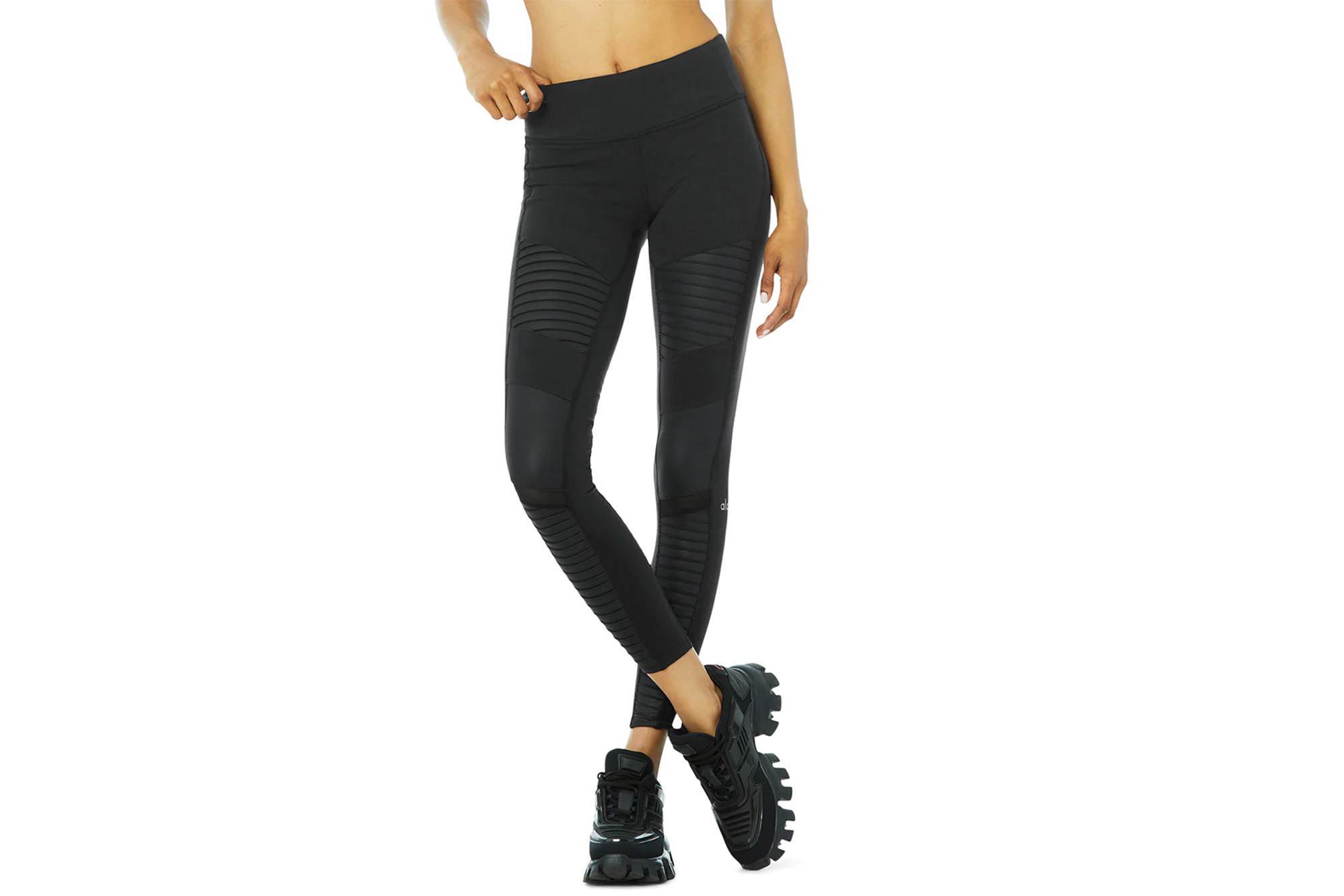 Một người mẫu mặc quần legging moto Alo Yoga