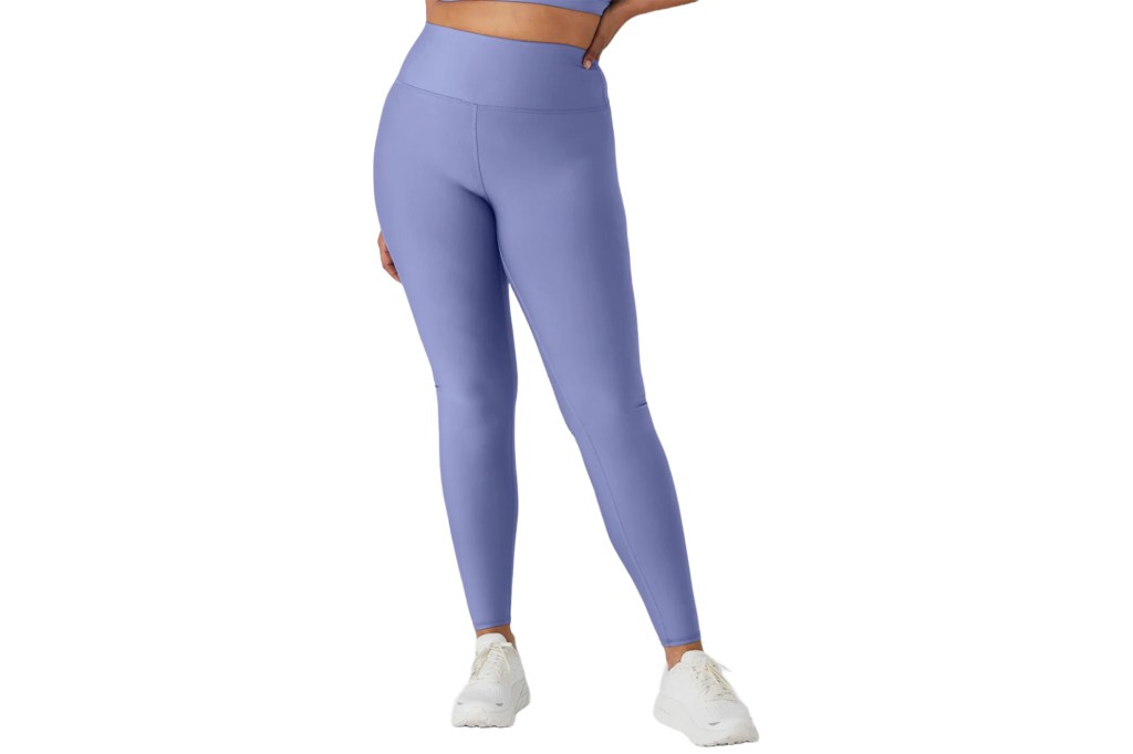 Một người mẫu mặc quần legging màu hoa oải hương