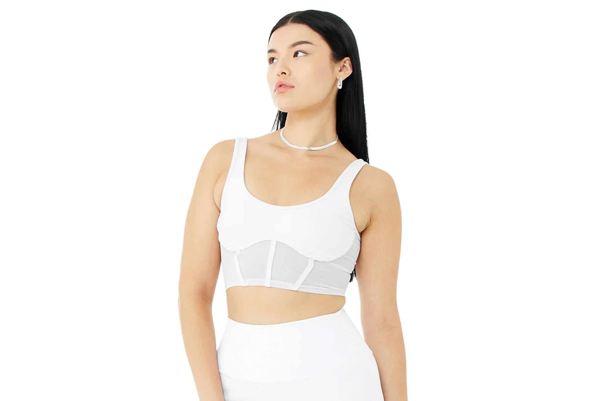 Một người mẫu mặc áo ngực thể thao corset lưới từ Alo Yoga