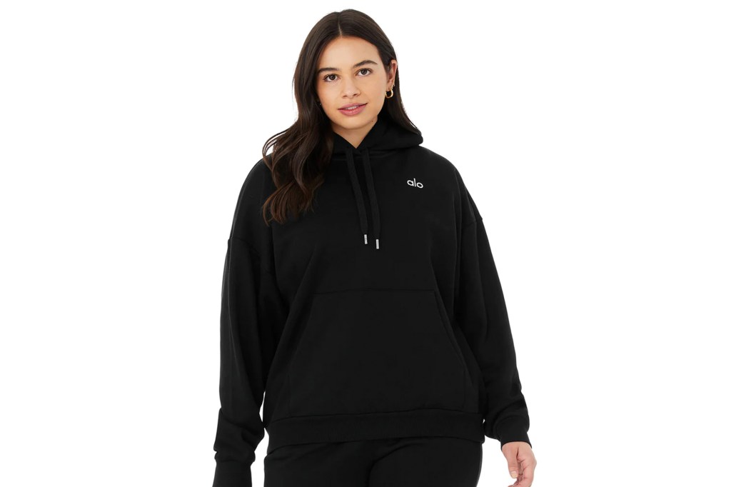 Một người mẫu mặc áo hoodie Alo màu đen