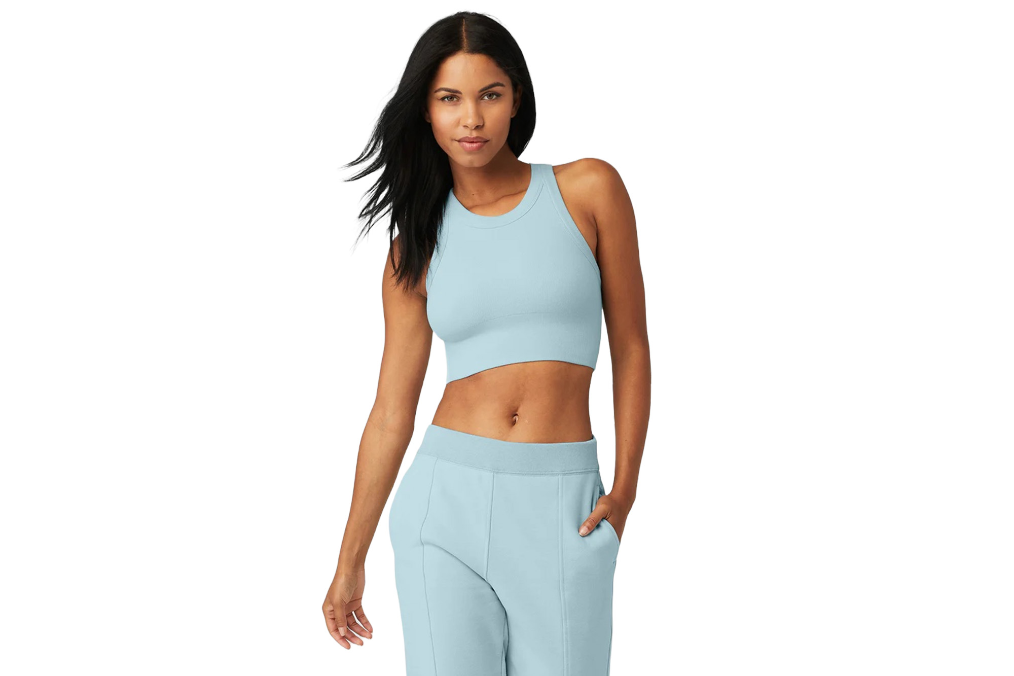 Một người mẫu mặc áo crop top màu xanh nhạt và quần chạy bộ