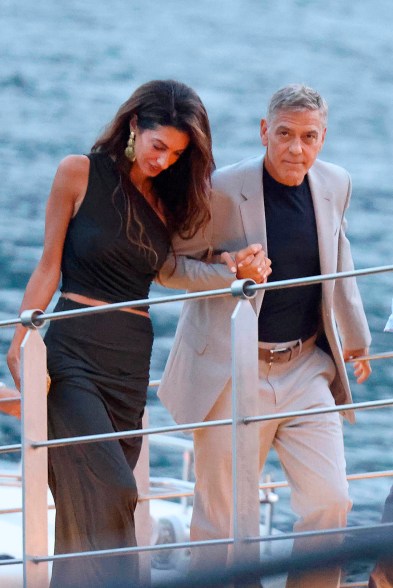 LOVE BOAT LANDING: Amal và George Clooney tắm rửa sạch sẽ sau chuyến đi thuyền trên Hồ Como, Ý.