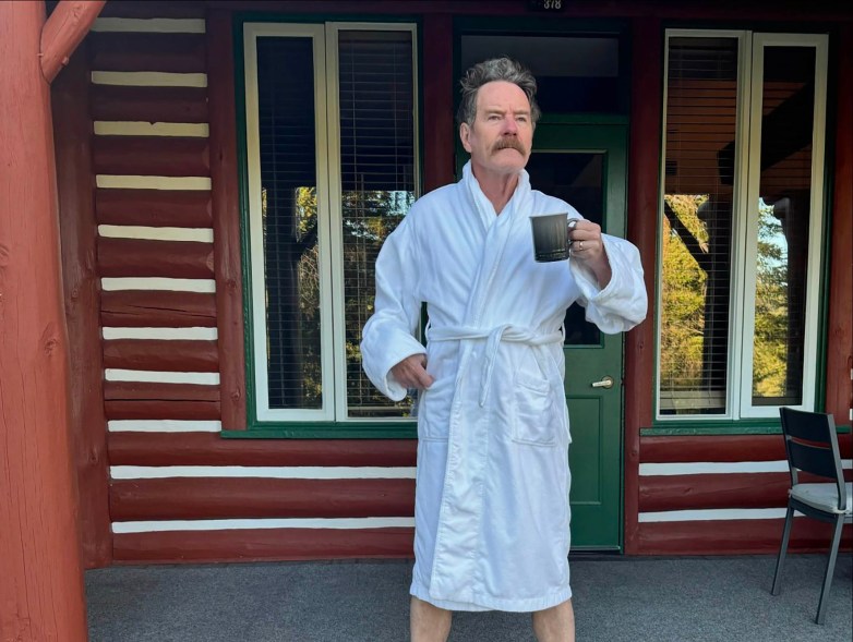 ROBE-TROTTER: Tại Công viên quốc gia Jasper của Canada, Bryan Cranston tận dụng tối đa thời gian thư giãn của mình với trang phục phù hợp.