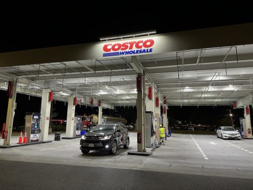 Trạm xăng Costco vào ban đêm