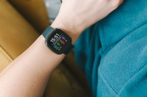 đồng hồ thông minh fitbit trên cổ tay