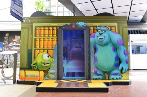 Bangkok, Thái Lan - Ngày 17 tháng 6 năm 2023: Standee tuyệt đẹp của bộ phim hoạt hình Monster Inc. tại Disney 100 Village Asiatique The Riverfront Shopping Center.