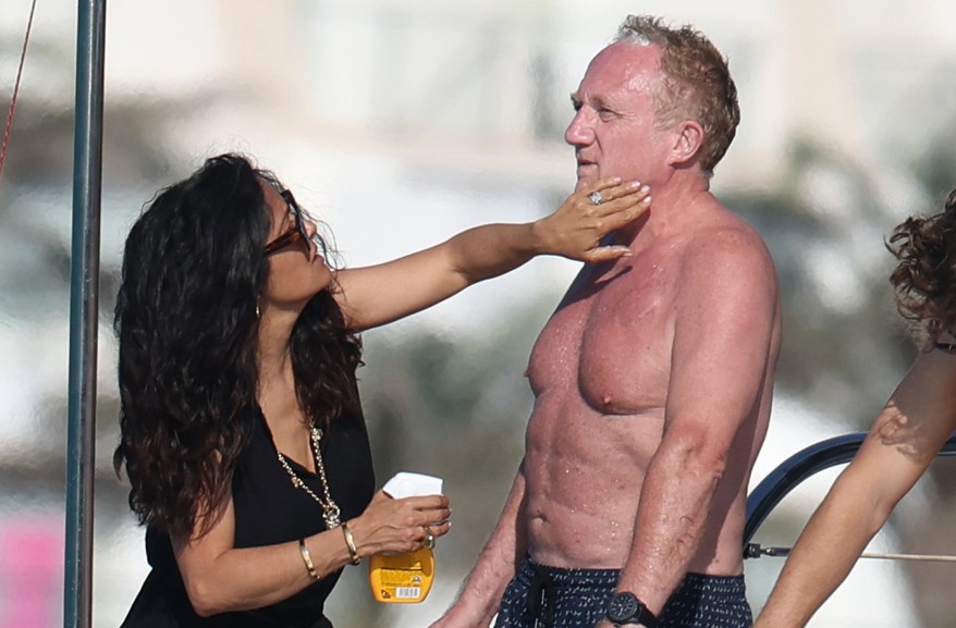 ĐIỀU GÂY GHÉT: Salma Hayek giúp đỡ ông xã François-Henri Pinault khi đi du thuyền ở Ibiza, Tây Ban Nha.