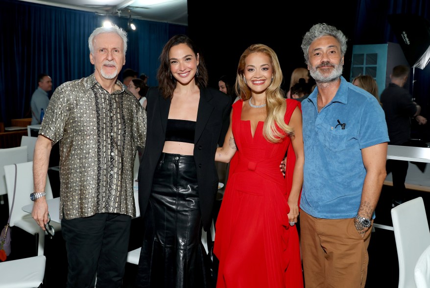 'KỲ QUAN' CỦA THẾ GIỚI: Tại sự kiện D23 của Disney ở Anaheim, California, James Cameron (từ trái sang), Gal Gadot, Rita Ora và Taika Waititi tận hưởng khoảnh khắc bên nhau.