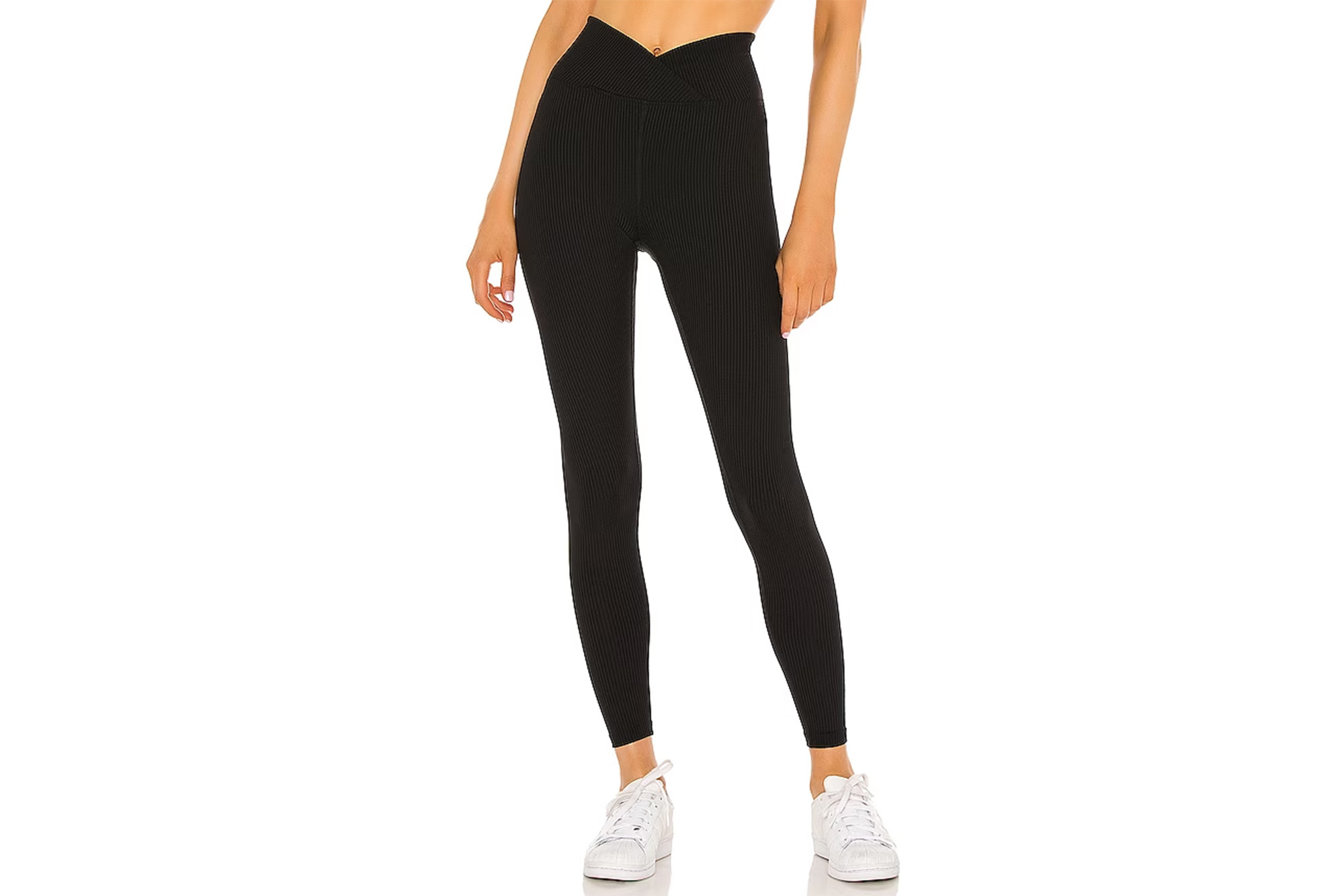 Một người mẫu mặc quần legging có gân