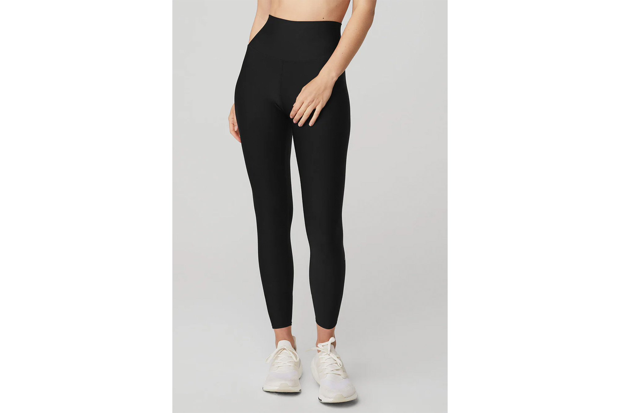 Một người mẫu mặc quần legging đen