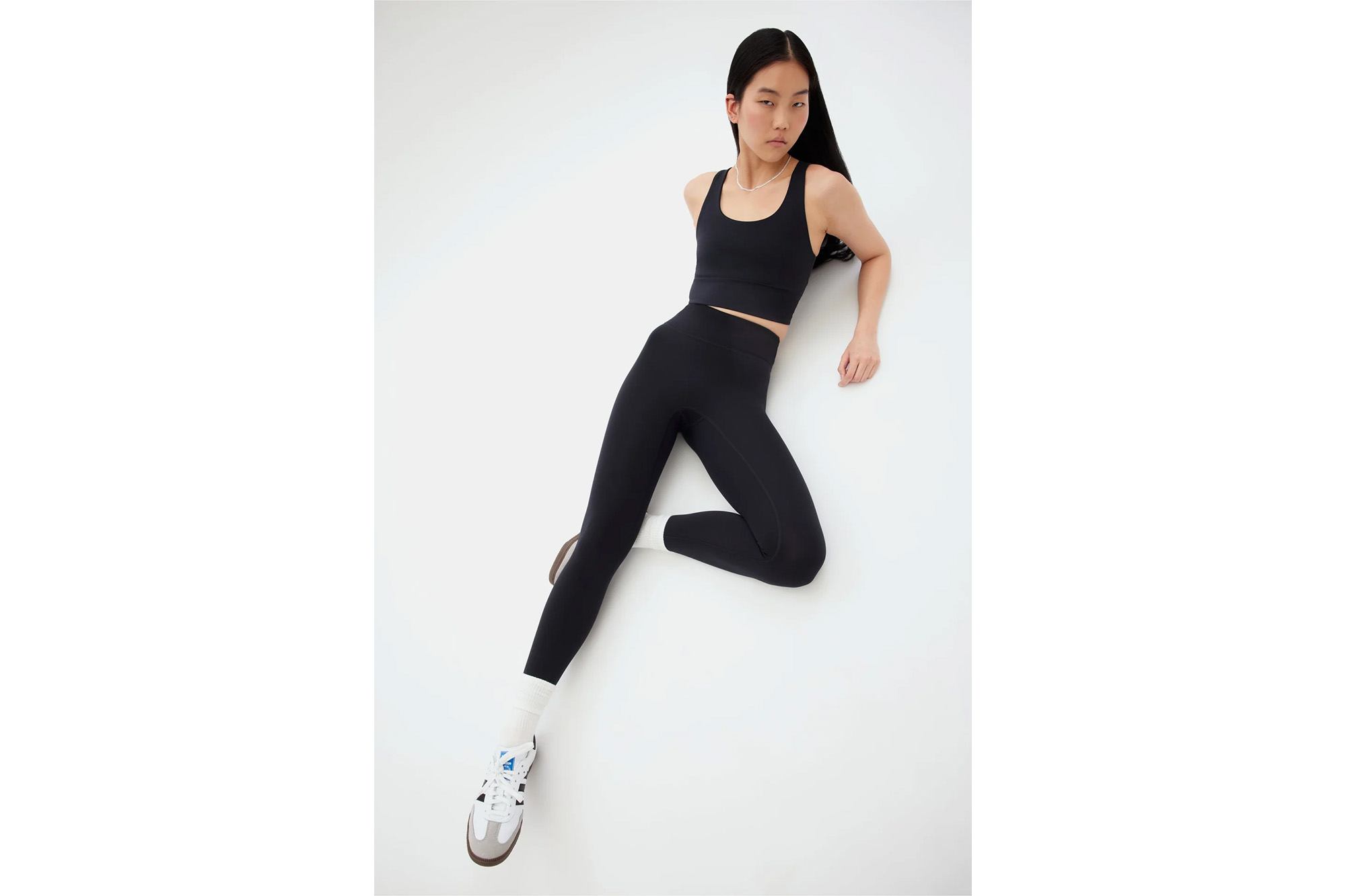 Một người mẫu mặc quần legging đen và áo ngực thể thao