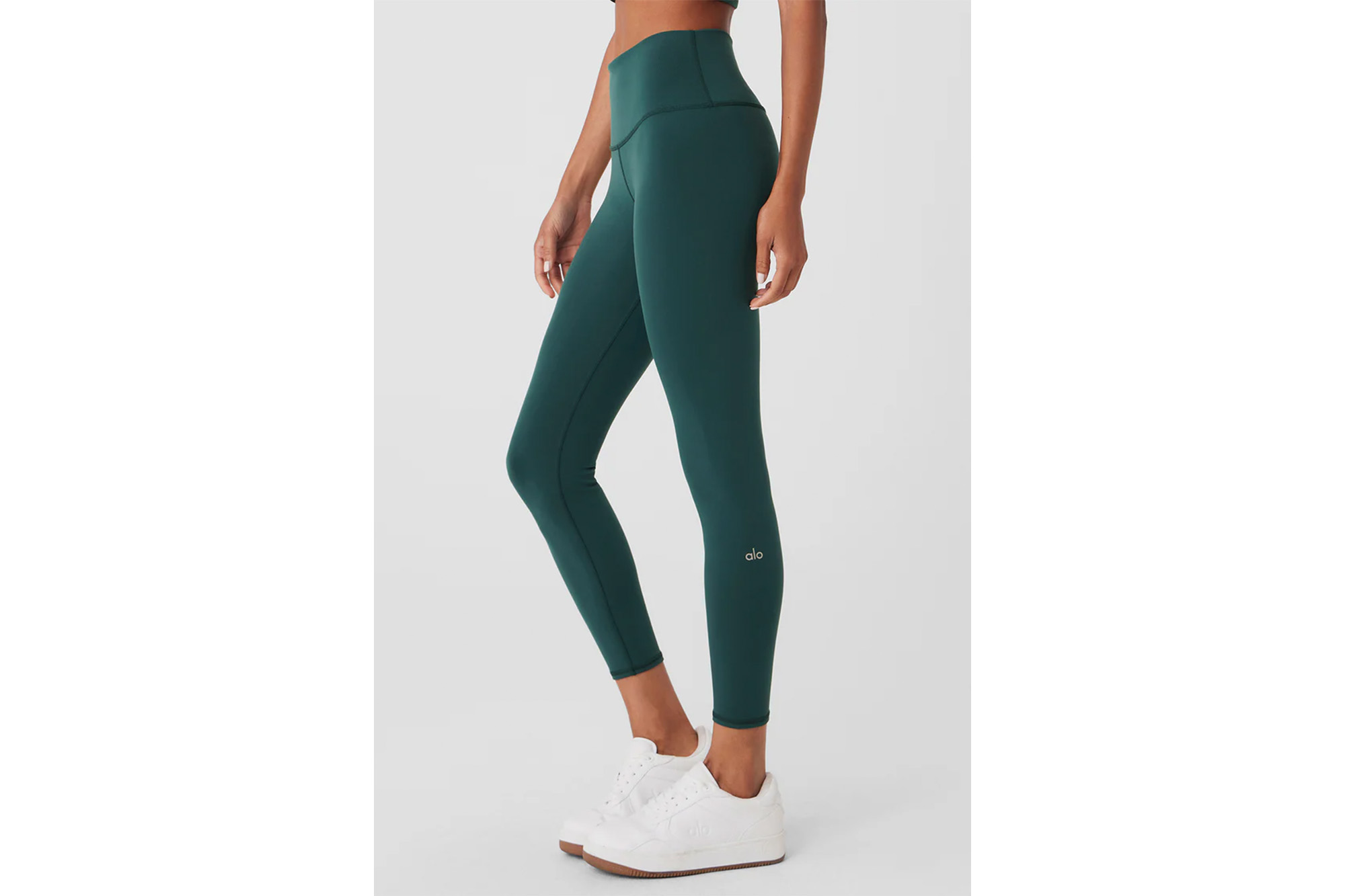 Một người mẫu mặc quần legging màu xanh lá cây