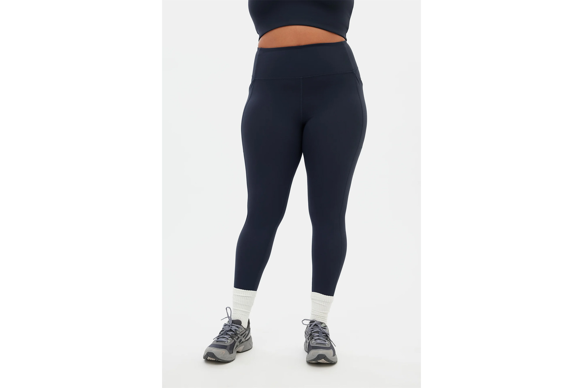 Một người mẫu mặc quần legging màu xanh navy