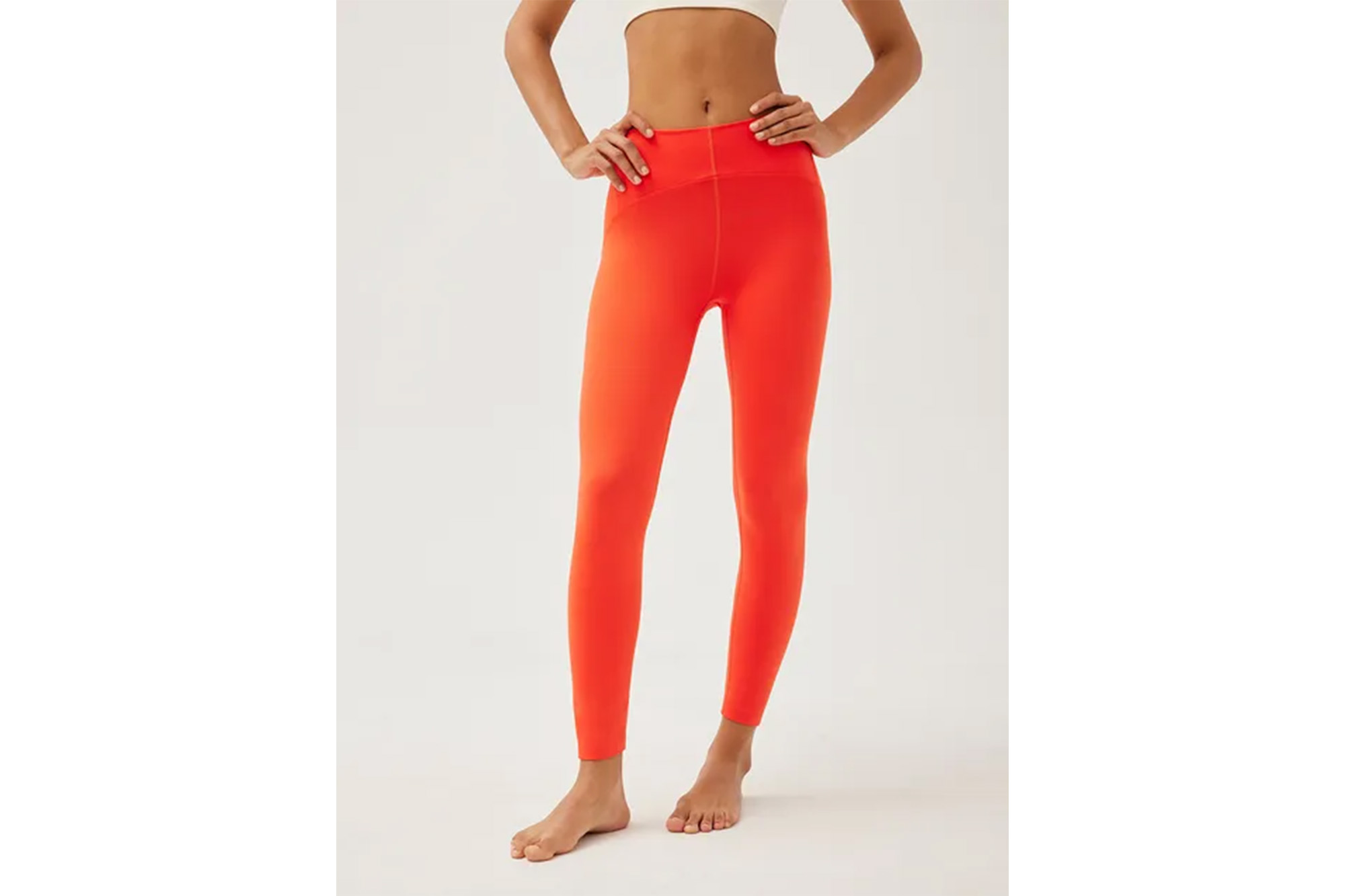 Một người mẫu mặc quần legging màu cam